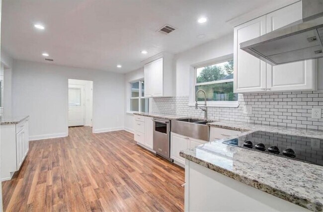 Building Photo - 17211 Rolling Creek Dr