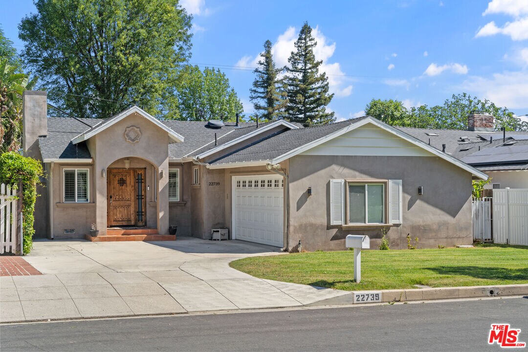 Foto principal - 22739 Clarendon St