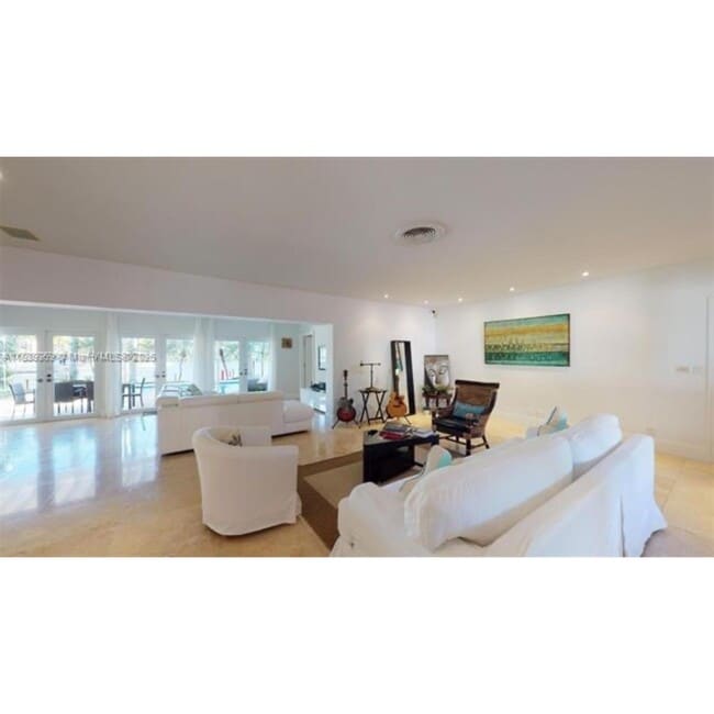 Foto del edificio - 6015 Pine Tree Dr