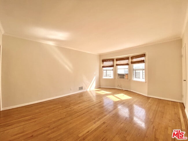 Building Photo - 731 1/2 N Edinburgh Ave