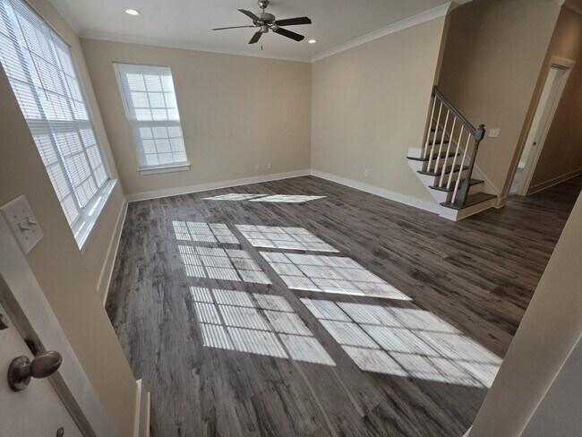 Foto del edificio - "Charming Kernersville Townhouse: Spacious 3-Bedroom Retreat with 2.5 Baths on Eastfall Street!"