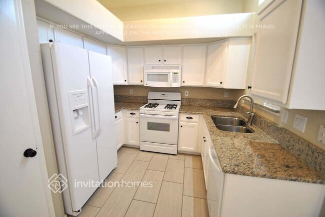 Building Photo - 11442 E Pronghorn Ave