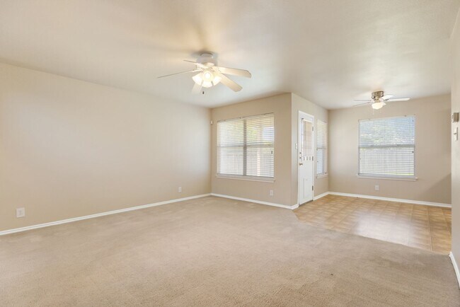 Building Photo - Charming Home Awaits: Spacious & in a Prime Location