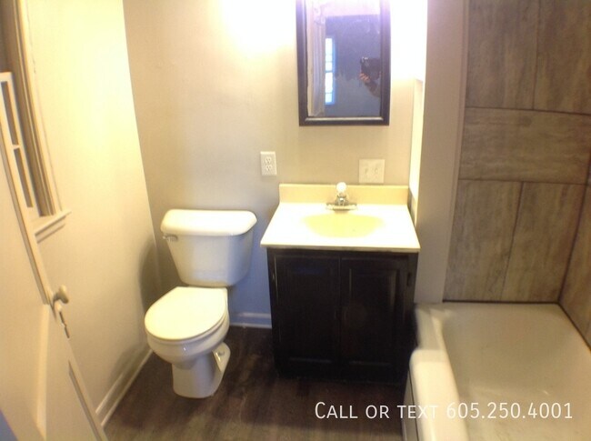 Foto del edificio - Newly Updated 2 Bed 2 Bath Duplex in Centr...
