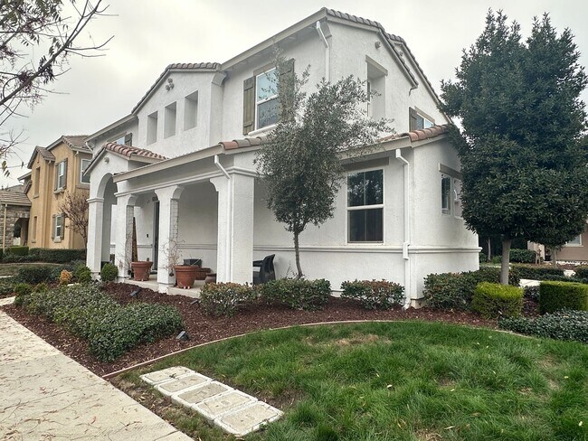 Foto del edificio - Beautifully Upgraded Home with Downstairs Bedroom & Open Floor Plan