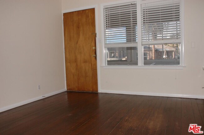 Foto del edificio - 24 Rose Ave
