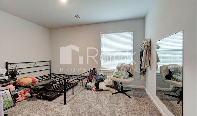 Foto del edificio - 4 Bedroom 2 Bathroom home with all appliances included