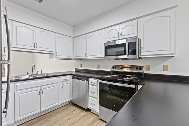 Building Photo - 463 Reede St