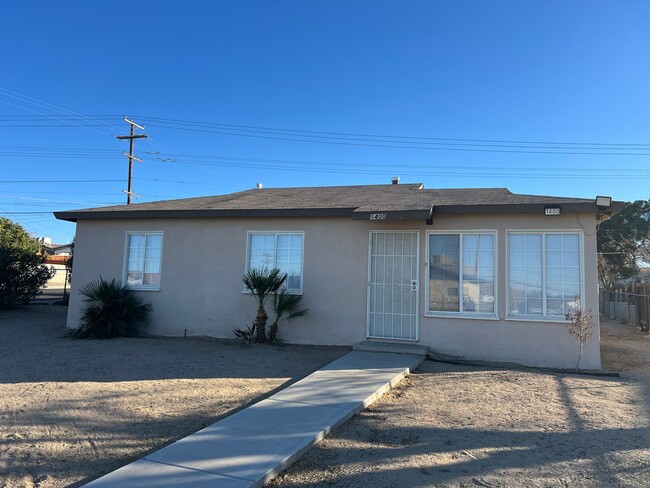 Building Photo - 3 Bedroom 1 Bathroom House with Huge Fence...