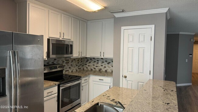 Foto del edificio - 1500 Calming Water Dr