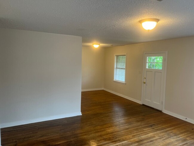 Building Photo - 3 Bed 1 Bath Home