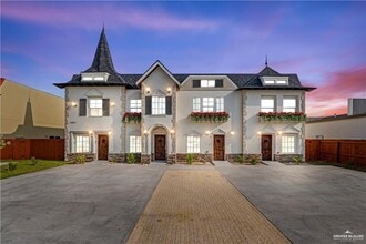 Building Photo - 9 Karen Dr