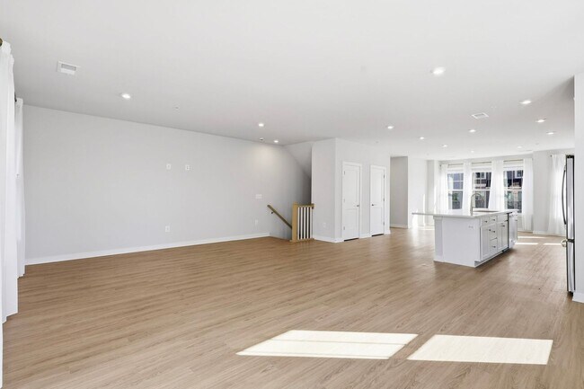 Foto del edificio - ***Coming Soon*** Stunning and Sun-filled 3 Bed 2.5 Bath Condo In Village At Manassas Park Condo