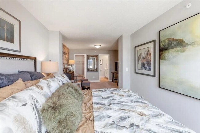 Building Photo - 11020 Yalta St NE