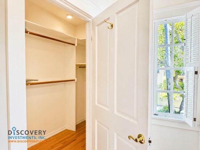 Foto del edificio - Classic Berkeley Condo with Tasteful Modern Updates