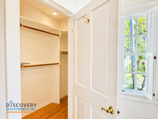 Building Photo - Classic Berkeley Condo with Tasteful Modern Updates