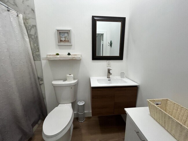 Foto del edificio - 1501 Pine Hollow Dr