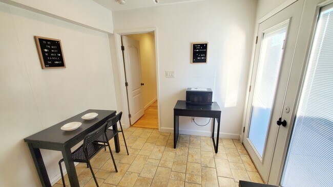 Foto del edificio - 2206 Deepgrove Ave