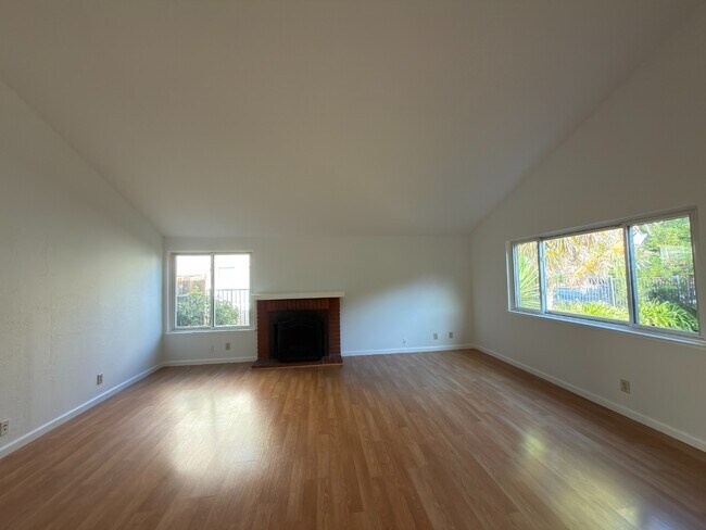Foto del edificio - Spacious 3BR/2BA Single Family Home | 2-Car Garage + Great San Jose Location