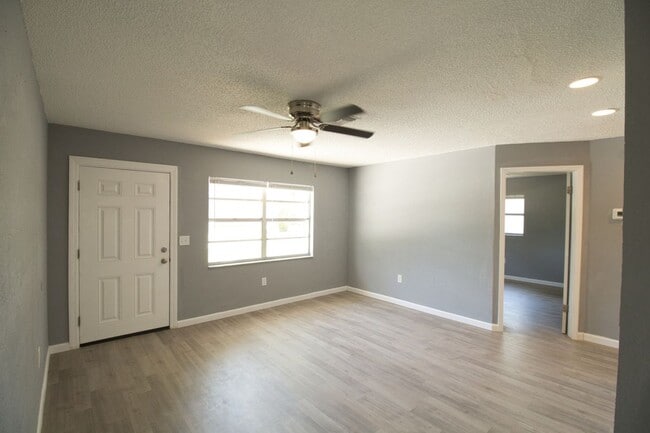 Building Photo - 7138 Oakwood Dr