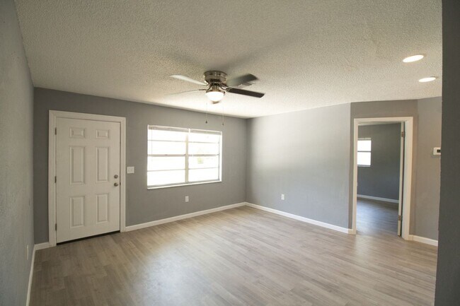 Foto del edificio - 7138 Oakwood Dr