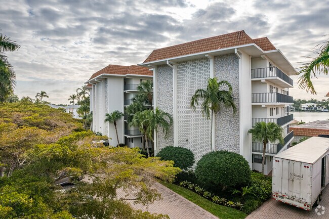 Building Photo - Commodore Club V