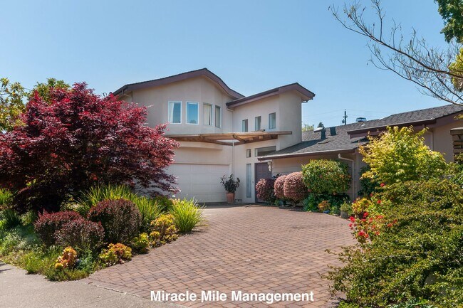 Foto del edificio - A Distinctive Home in Desirable Marinwood