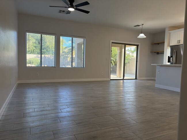 Foto del edificio - 15642 W Devonshire Ave