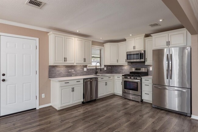 Building Photo - 2739 Foliage Green Dr