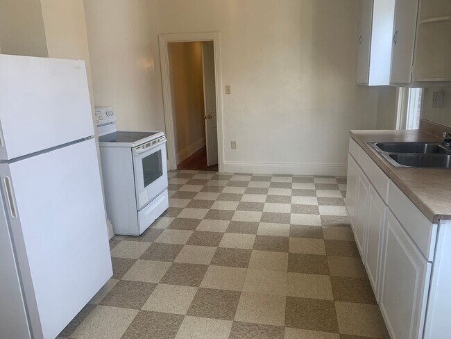 Foto del edificio - 3 Bedroom Apartment 2nd/3rd Floor-West End...