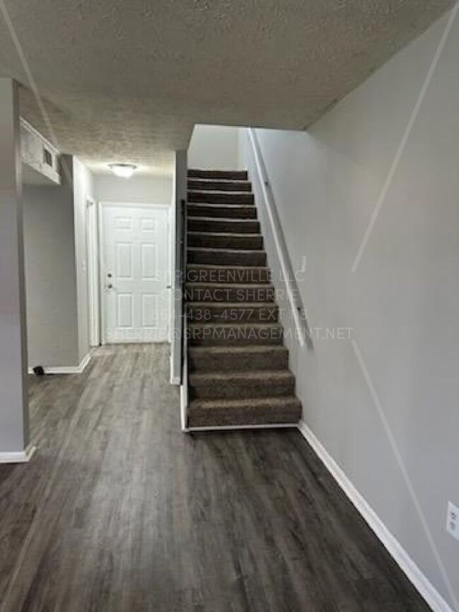 Building Photo - 3 Bedroom Townhome @ Northway Townhomes in...