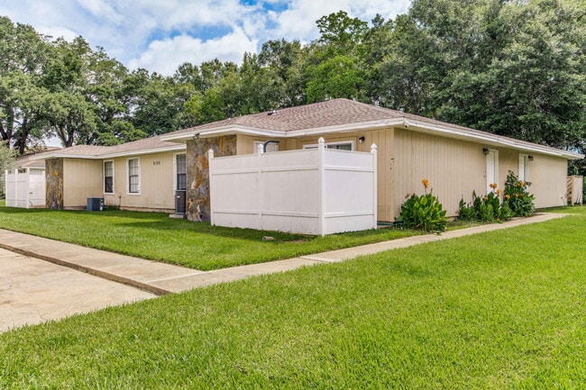 Building Photo - 8180 Stonebrook Dr
