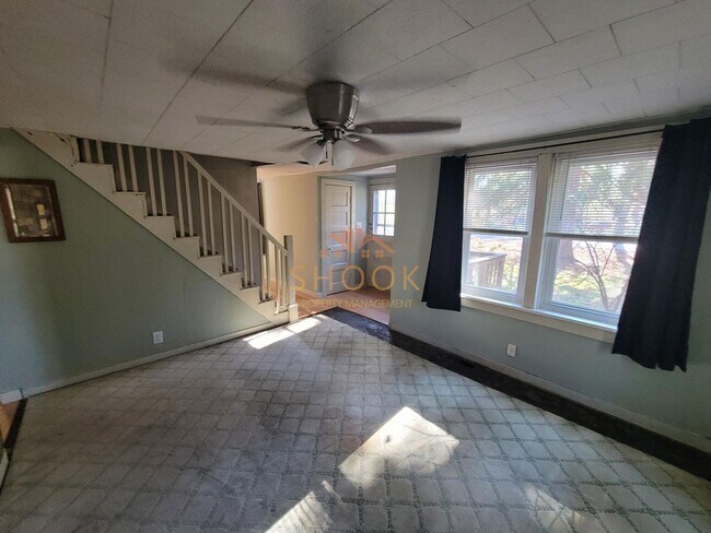 Building Photo - Rural Living on 3/4 Acre