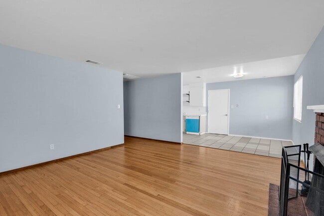 Building Photo - 5 Bedrooms near Nugget Market!