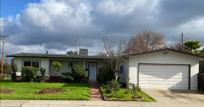 Foto principal - 2 Rooms Available in Spacious 4-Bedroom Ho...
