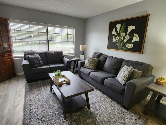 Building Photo - Spacious 2/2 condo