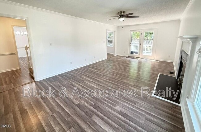 Foto del edificio - 401 Holly Berry Ln