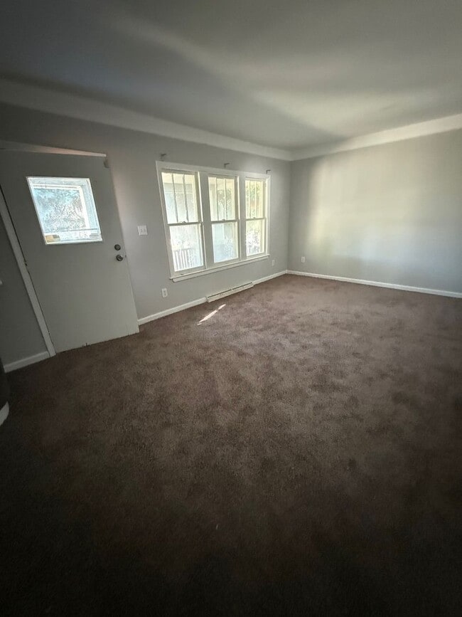 Building Photo - Eastpoint Gem!