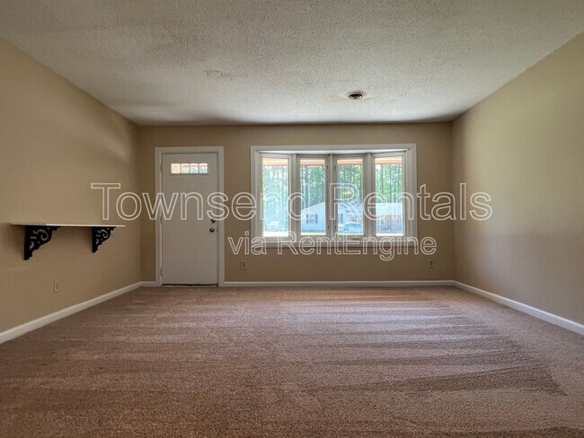 Building Photo - 5675 Livingston Dr