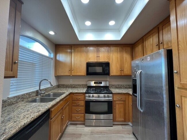 Building Photo - La Vista Condominiums: Upper 2 Bedroom 2.5...