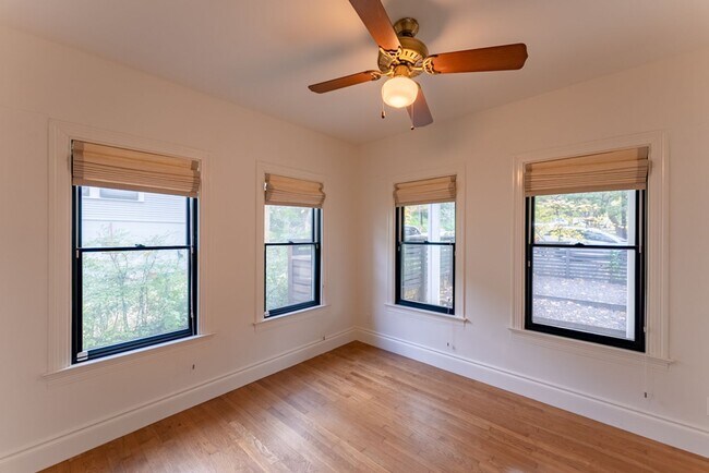 Foto del edificio - Luxury Living in Travis Heights—Historic 3...