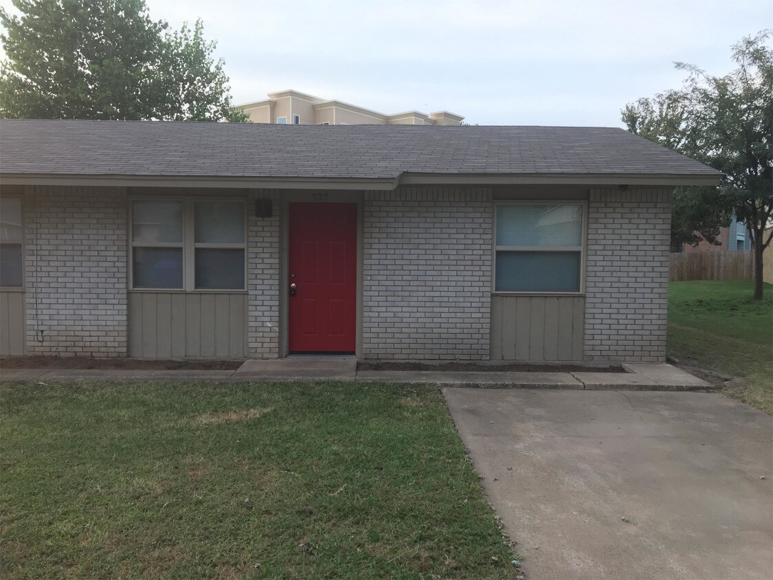 Primary Photo - 925 Drake Dr