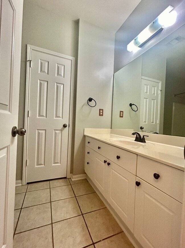 Building Photo - 3 Bedroom/ 2 Bathroom Condo Available in August!