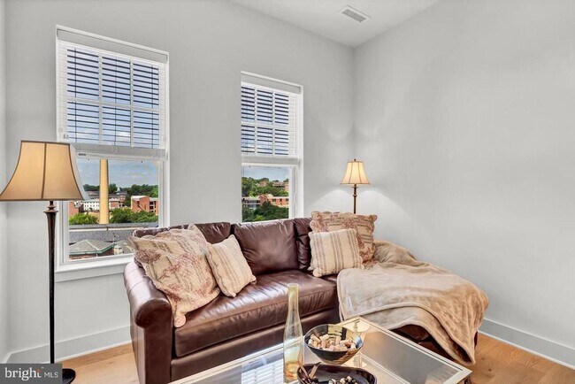 Foto del edificio - 6803 Cameron Dr NW