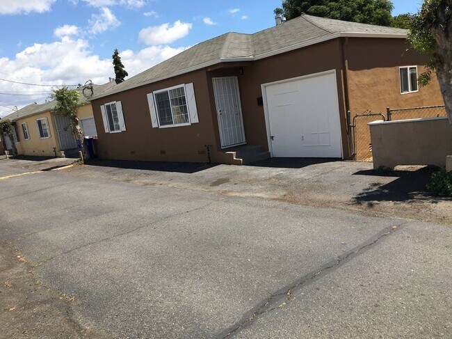 Foto del edificio - 969 Roseann Ct