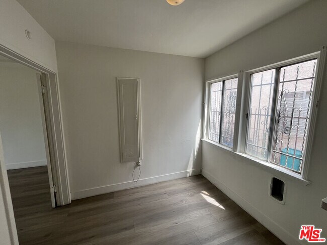 Foto del edificio - 7720 S Hoover St