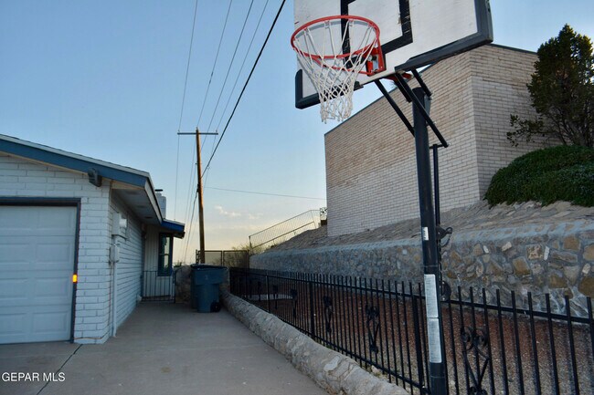 Building Photo - 10640 Vista Alegre Dr
