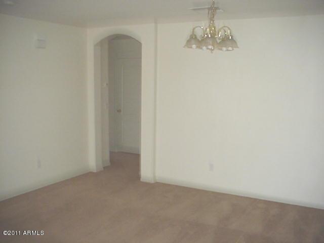 Foto del edificio - SINGLE LEVEL HOUSE ON CORNER LOT