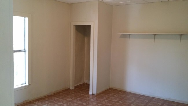 Foto del edificio - 702 E Chavaneaux