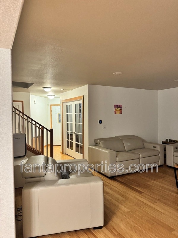 Photo - 320 Zillah Pl SE House